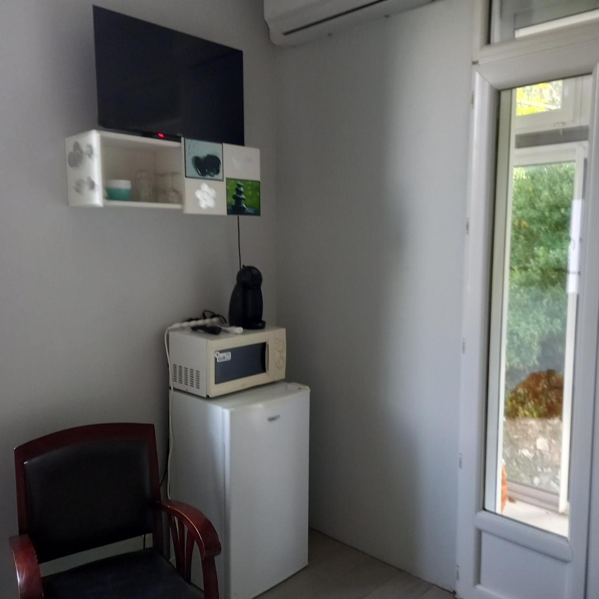 Petit Studio Parmi Les Pins Et Les Cypres Marseille Bagian luar foto